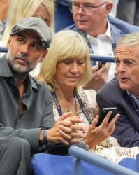 乐鱼网页版-老网球迷了！曼城主帅瓜迪奥拉现身美网男单决赛观看辛卡对决