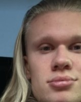 哈兰德社媒晒个人自拍照：长发披肩、豪表在腕、点赞手势