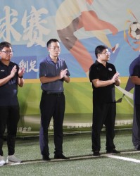 乐鱼网页版-绿茵兄弟情！“泉城超赛”11人制足球赛开幕，八支队伍竞逐冠军