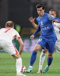 乐鱼官方-中超激烈冲突！阿苏埃怒推邓涵文，10人互相推搡，替补球员入场